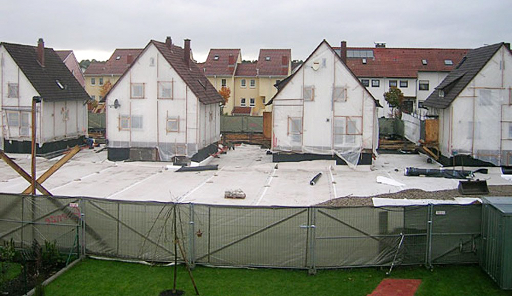Gärten und Garagen abgerissen, der Boden zwei Meter tief ausgegraben, die Häuser verhüllt: Altlastensanierung in Neuschloß.